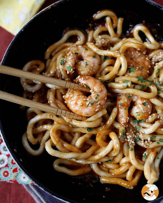 4. Udon med rejer og krydret peanutsauce