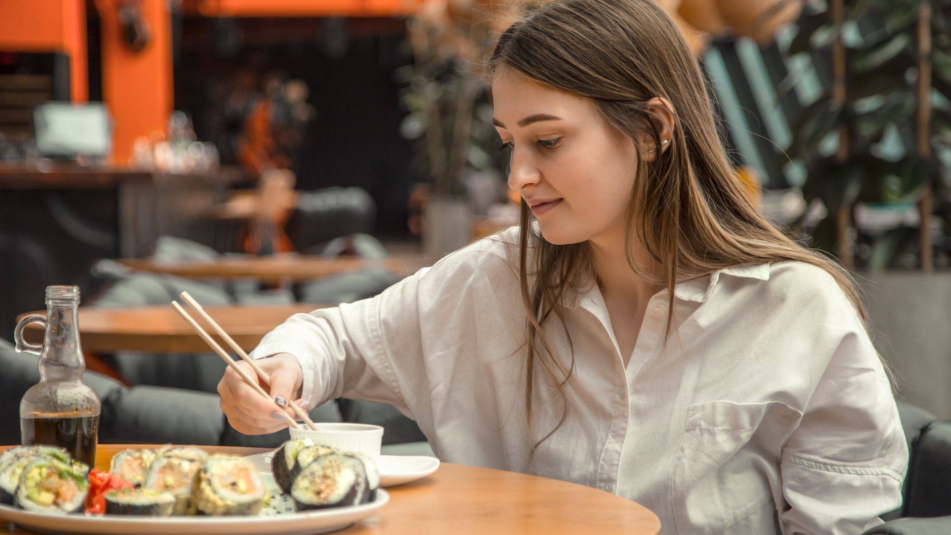 Hvis du spiser sushi på denne måde, gør du det forkert: det, som en japaner aldrig ville gøre.