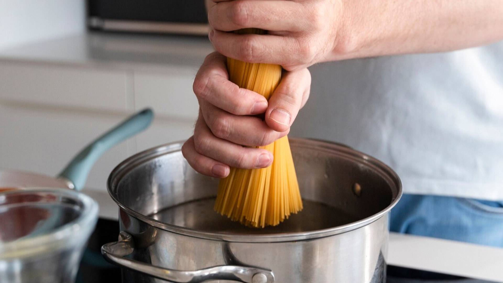 Du koger måske pastaen forkert, og det fremmer udviklingen af bakterier. Se her, hvordan du undgår det!