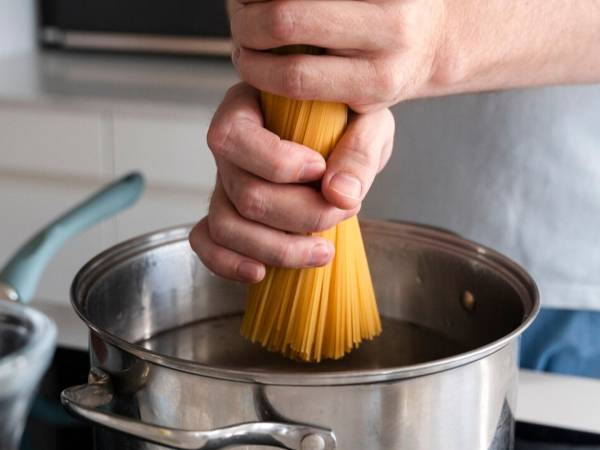 Du koger måske pastaen forkert, og det fremmer udviklingen af bakterier. Se her, hvordan du undgår det!