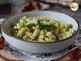 Opskrift Kold pasta med courgettepesto, bøffelmozzarella og soltørrede tomater