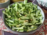Opskrift Krydret agurkesalat med peanuts