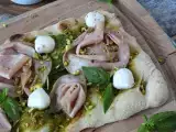 Opskrift Pinsa med pesto og mortadella, klar på 10 minutter!