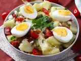 Opskrift Kartoffelsalat med fetaost, æg og cherrytomater