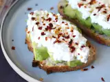 Opskrift Toast med avocado og hytteost med krydret honning