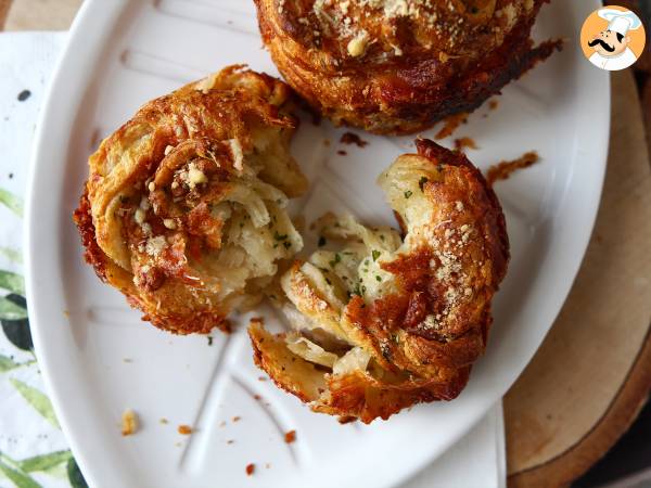 Cruffins, en kombination af en croissant og en muffin, i dette tilfælde med parmesan- og mozzarellaost. - Forberedelse trin 8