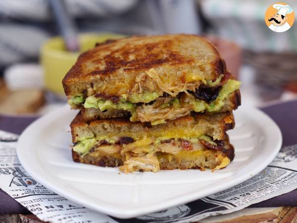 Amerikansk sandwich med grillet ost: kylling, avocado, bacon - foto 2