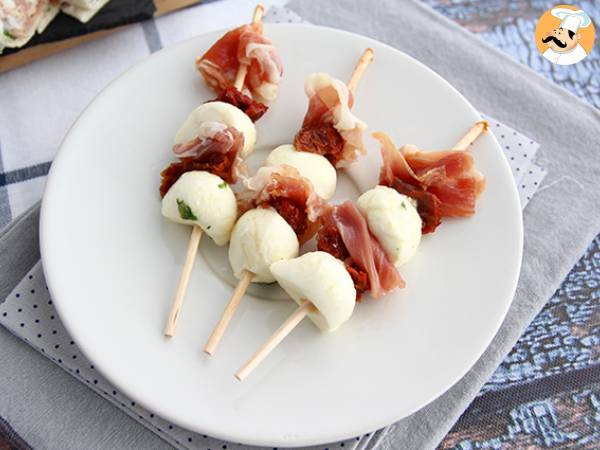 Aperitif-kebab med mozzarella, skinke og soltørrede tomater