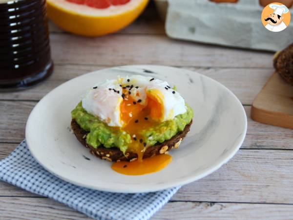 Avocado toast med pocheret æg