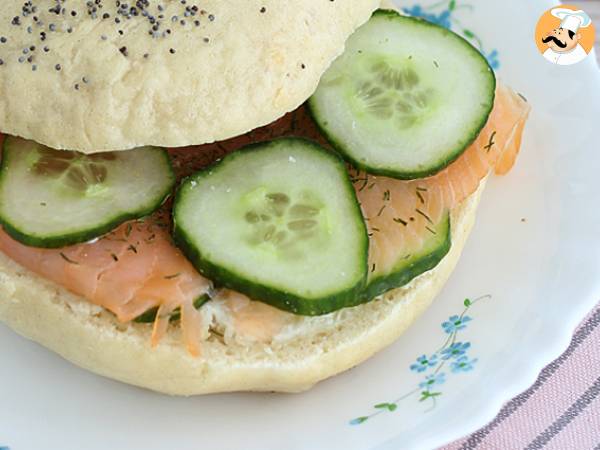 Bagel med laks, agurk og fromage frais - foto 2