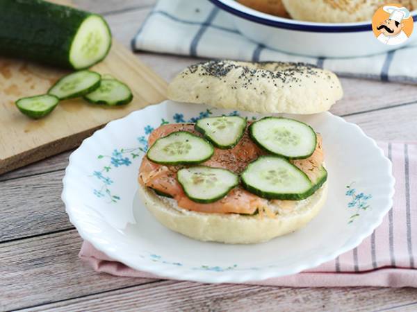 Bagel med laks, agurk og fromage frais - foto 3