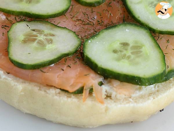 Bagel med laks, agurk og fromage frais - foto 4