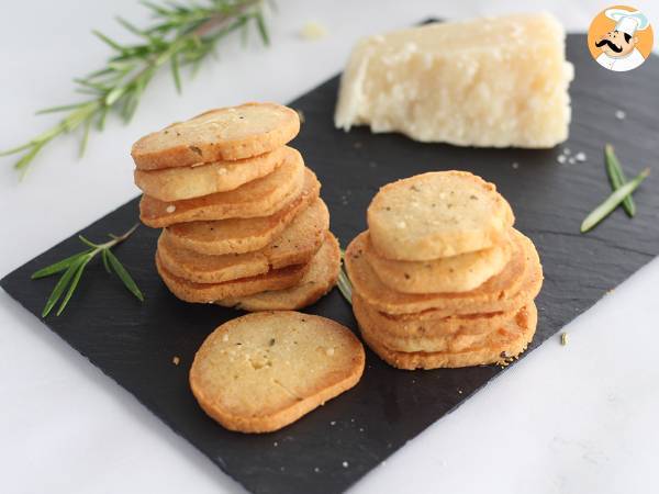 Biscuit med parmesan og urter