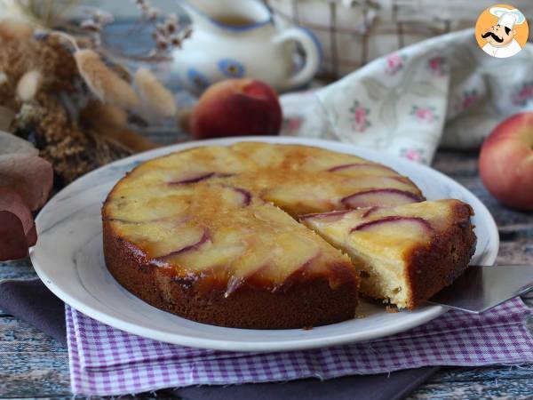 Blød, fondant og karamelliseret fersken upside-down kage