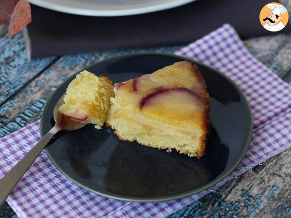 Blød, fondant og karamelliseret fersken upside-down kage - foto 6