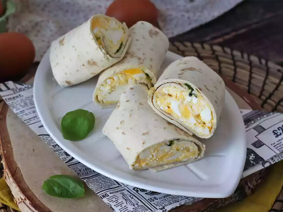 Blød og superproteinfyldt wrap med æg og feta