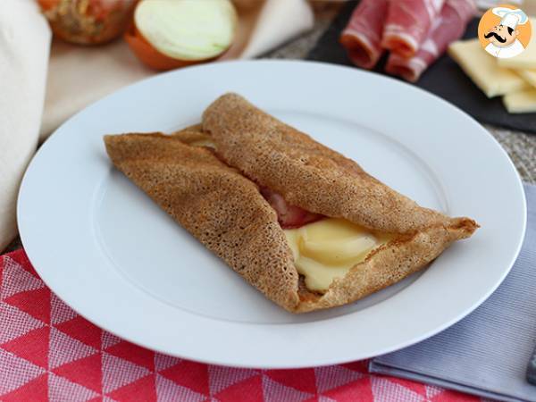 Boghvede-galette med raclette-ost