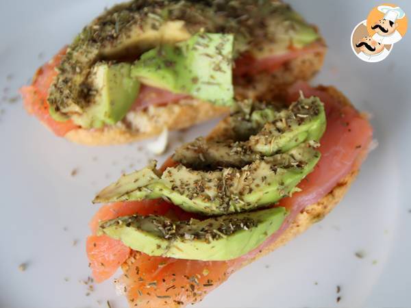 Bruschetta med laks og avocado