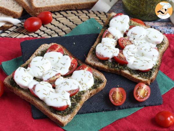 Bruschetta med pesto, cherrytomater og mozzarellaost