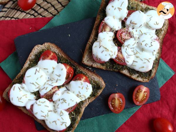 Bruschetta med pesto, cherrytomater og mozzarellaost - foto 3