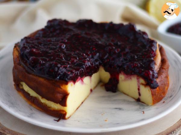 Cheesecake med sødet kondenseret mælk og rød frugtkompot