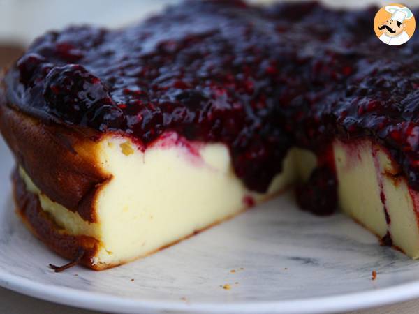 Cheesecake med sødet kondenseret mælk og rød frugtkompot - foto 3