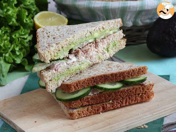 Club sandwich med tun og avocado