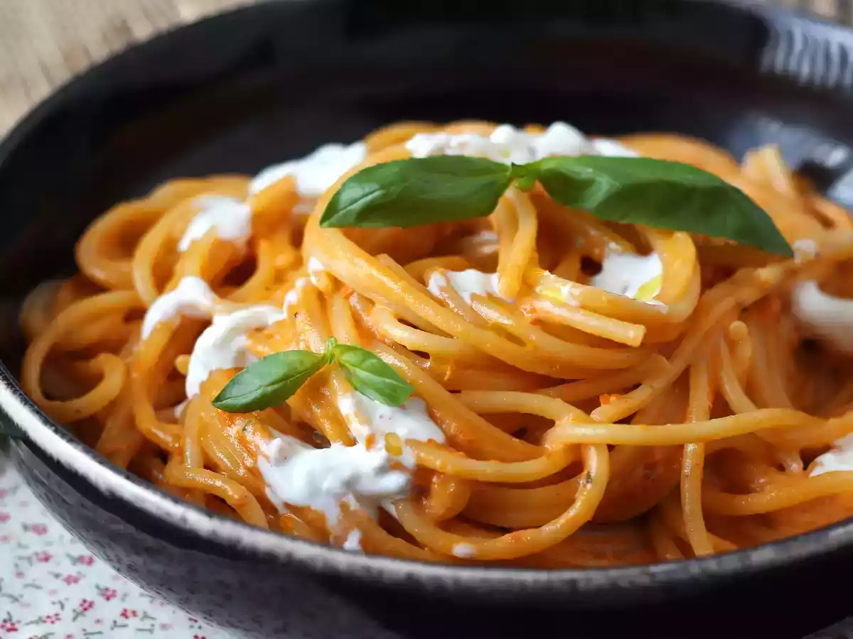 Cremet pasta med burrata og cherrytomater