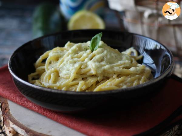 Cremet pasta med courgetter og græsk yoghurt