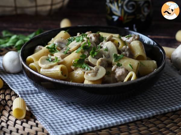 Cremet pasta med svampe og pølse