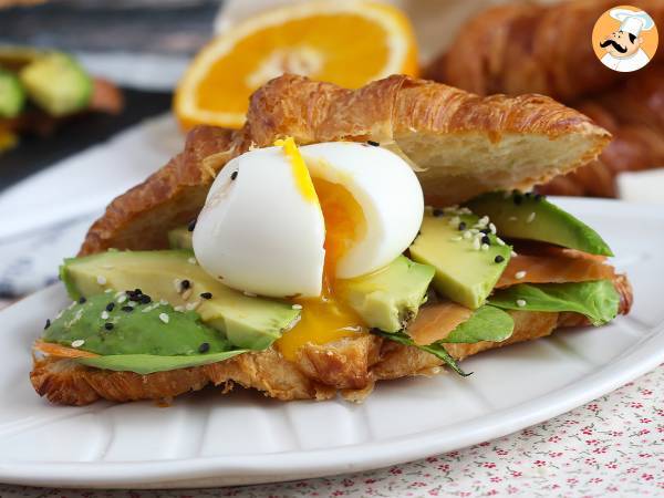 Croissant brunch-sandwich