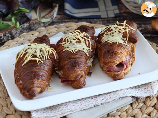 Croissanter med skinke og ost