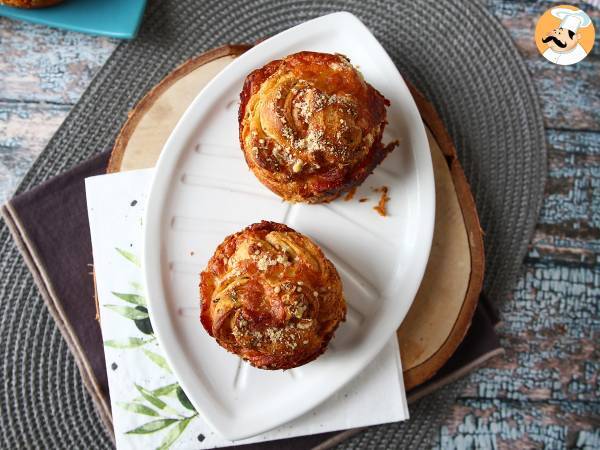 Cruffins, en kombination af en croissant og en muffin, i dette tilfælde med parmesan- og mozzarellaost. - foto 2