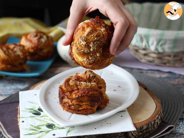 Cruffins, en kombination af en croissant og en muffin, i dette tilfælde med parmesan- og mozzarellaost. - foto 3