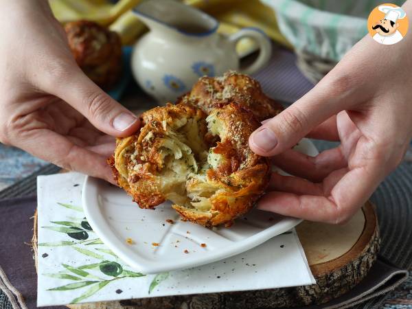 Cruffins, en kombination af en croissant og en muffin, i dette tilfælde med parmesan- og mozzarellaost. - foto 6