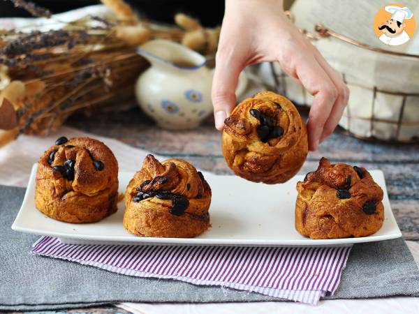 Cruffins, kombinationen af en croissant og en muffin, med vaniljecreme og chokolade