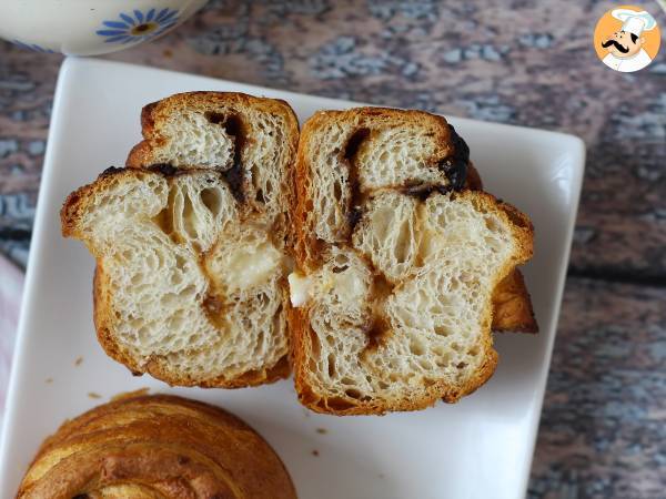 Cruffins, kombinationen af en croissant og en muffin, med vaniljecreme og chokolade - foto 2