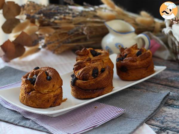 Cruffins, kombinationen af en croissant og en muffin, med vaniljecreme og chokolade - foto 3