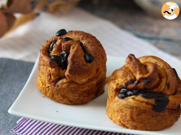 Cruffins, kombinationen af en croissant og en muffin, med vaniljecreme og chokolade - foto 4