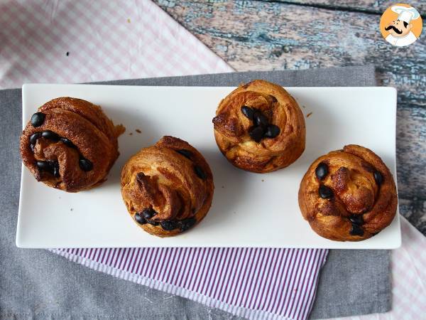 Cruffins, kombinationen af en croissant og en muffin, med vaniljecreme og chokolade - foto 5