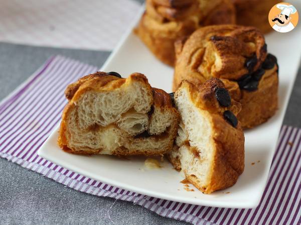 Cruffins, kombinationen af en croissant og en muffin, med vaniljecreme og chokolade - foto 6