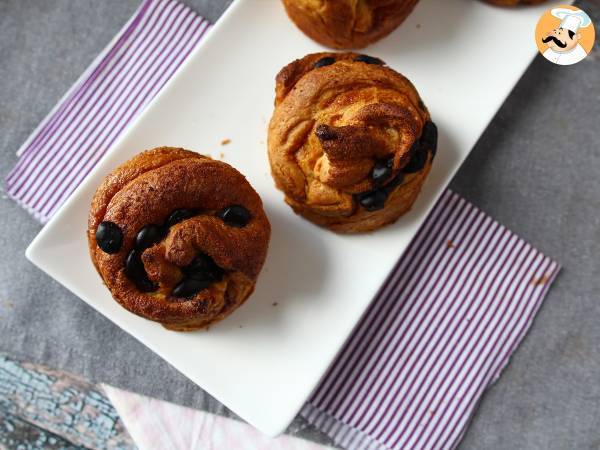 Cruffins, kombinationen af en croissant og en muffin, med vaniljecreme og chokolade - foto 7