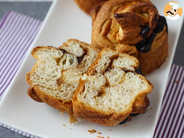 Cruffins, kombinationen af en croissant og en muffin, med vaniljecreme og chokolade - foto 8