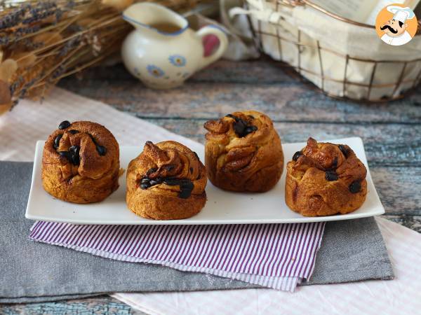 Cruffins, kombinationen af en croissant og en muffin, med vaniljecreme og chokolade - foto 9