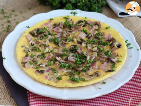 Enkel omelet med svampe, skinke og persille