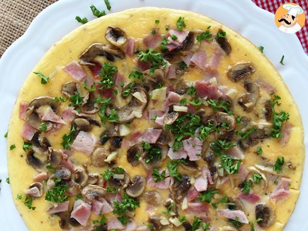 Enkel omelet med svampe, skinke og persille - foto 2