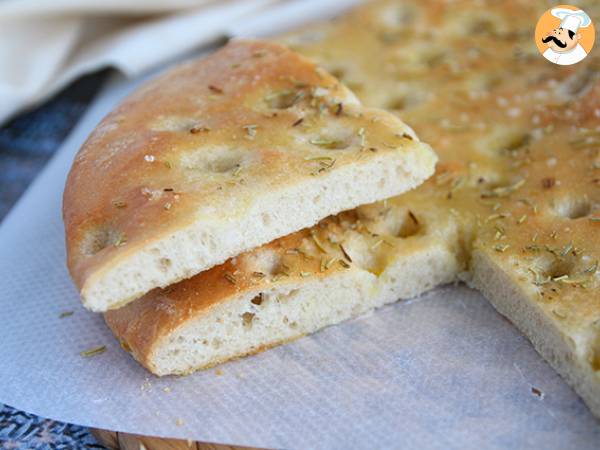 Focaccia, italiensk brød med rosmarin - foto 4