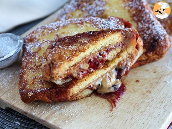 Fransk toast med jordnøddesmør og syltetøj