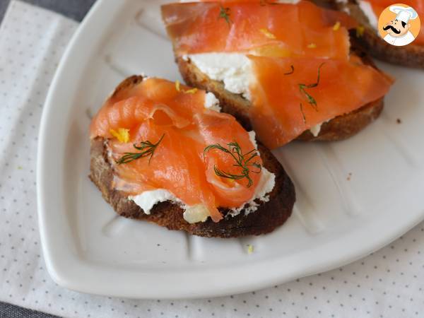 Frisk gedeost og røget laks på ristet brød - foto 3