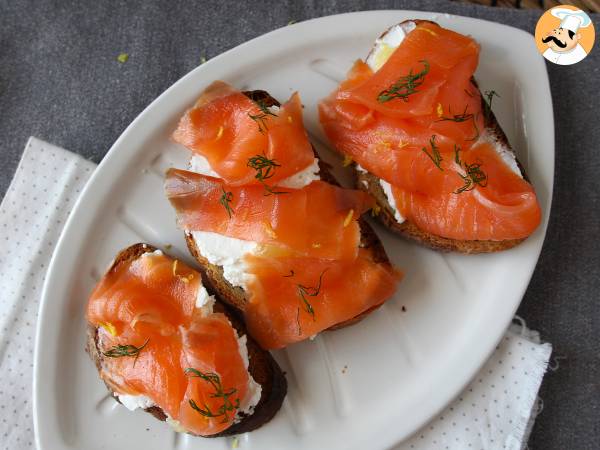 Frisk gedeost og røget laks på ristet brød - foto 5